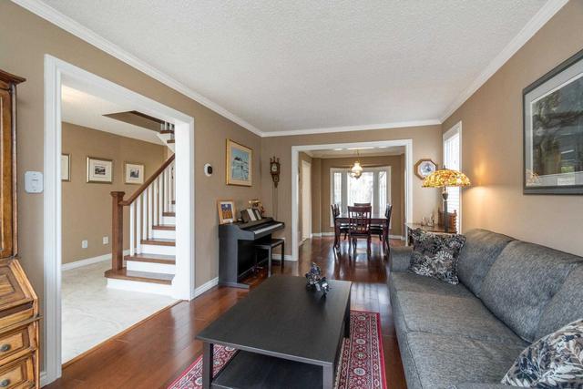 9 Iris Cres, House detached with 4 bedrooms, 3 bathrooms and 6 parking in Brampton ON | Image 9