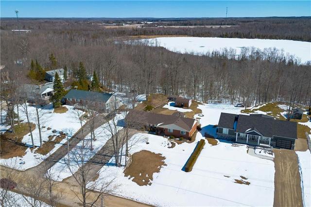 90 Carson Lake Cres, House detached with 3 bedrooms, 1 bathrooms and null parking in Sauble Beach ON | Image 38