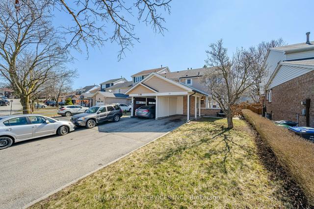 21 Courtleigh Sq, House attached with 3 bedrooms, 3 bathrooms and 3 parking in Brampton ON | Image 12