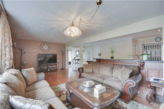 MAIN - 18 Lamberton Blvd, House detached with 4 bedrooms, 1 bathrooms and 2 parking in North York ON | Image 8