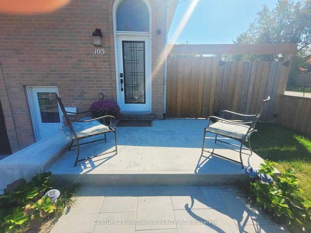 MAIN - 105 Greenbriar Rd, House semidetached with 3 bedrooms, 2 bathrooms and 1 parking in Brampton ON | Image 1