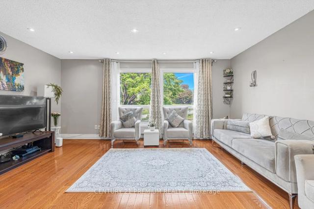 3 - 12 Celeste Dr, Townhouse with 3 bedrooms, 2 bathrooms and 2 parking in Scarborough ON | Image 4