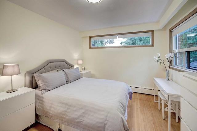 MAIN - 17 Budgell Terr, House detached with 3 bedrooms, 1 bathrooms and 1 parking in Toronto ON | Image 6