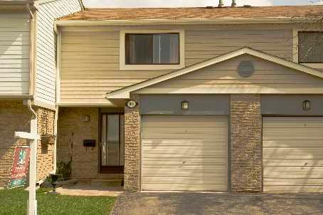 90 Ashton Cres, Townhouse with 3 bedrooms, 2 bathrooms and 2 parking in Brampton ON | Image 1