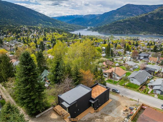 B - 616 Richards St, House detached with 3 bedrooms, 3 bathrooms and 2 parking in Nelson BC | Image 16