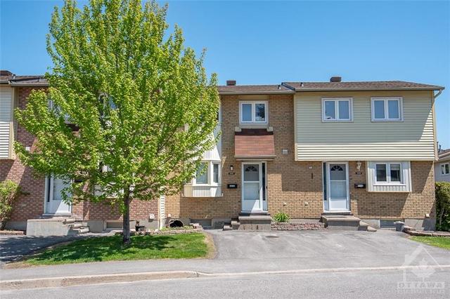 C - 1747 Lamoureux Dr, Townhouse with 3 bedrooms, 2 bathrooms and 1 parking in Ottawa ON | Image 1