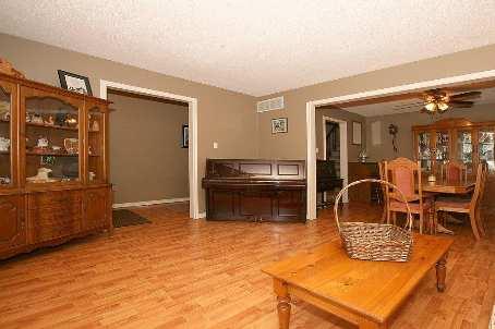 884 Hampton Cres, House detached with 3 bedrooms, 3 bathrooms and 4 parking in Mississauga ON | Image 2