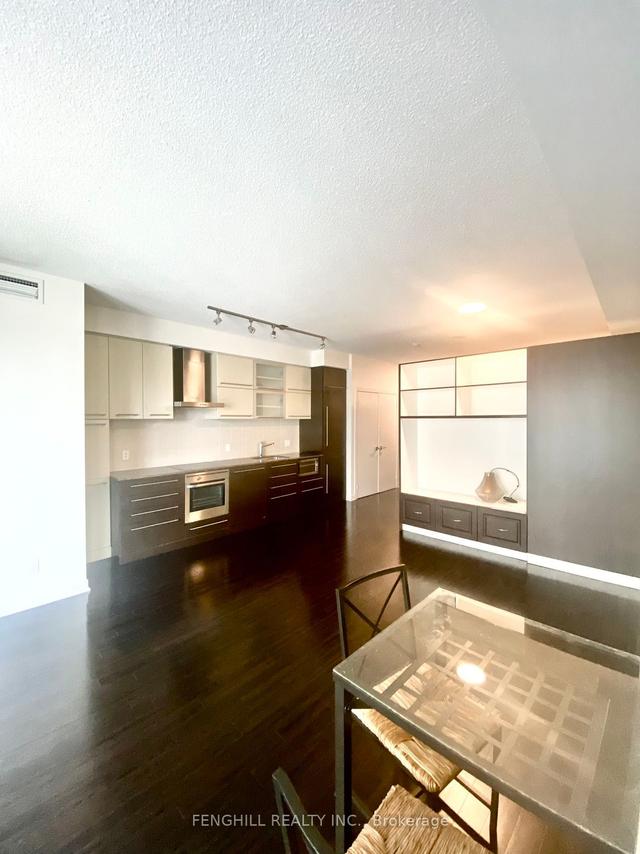 813 - 770 Bay St, Condo with 2 bedrooms, 2 bathrooms and 1 parking in Toronto ON | Image 7