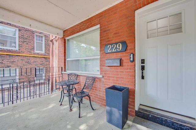 MAIN - 229 Howland Ave, House semidetached with 1 bedrooms, 1 bathrooms and 1 parking in Toronto ON | Image 3