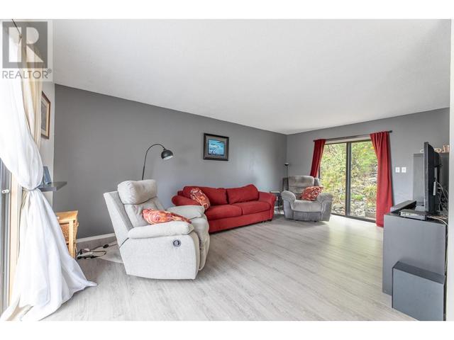 13606 Cartwright Ave, House detached with 3 bedrooms, 2 bathrooms and null parking in Summerland BC | Image 16