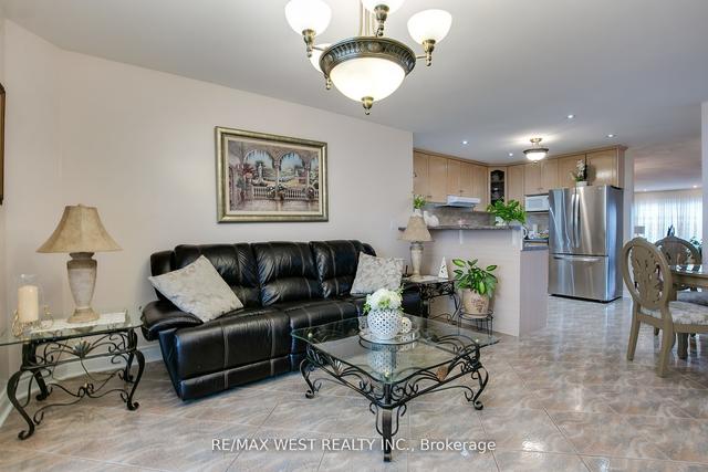 639 Caledonia Rd, House detached with 3 bedrooms, 3 bathrooms and 3 parking in York ON | Image 40
