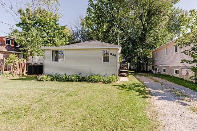 886 Maplewood Dr, House detached with 2 bedrooms, 1 bathrooms and 4 parking in Innisfil ON | Image 1