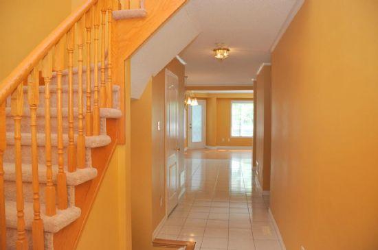 9 Harnesworth Cres, House semidetached with 4 bedrooms, 4 bathrooms and null parking in Hamilton ON | Image 3