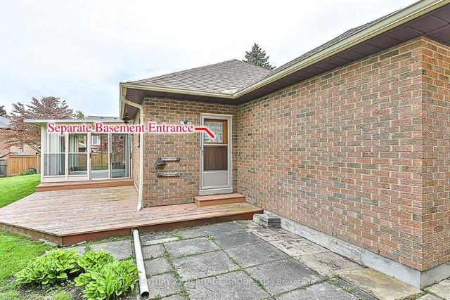 17 Simmons Cres, House detached with 2 bedrooms, 3 bathrooms and 4 parking in Aurora ON | Image 19