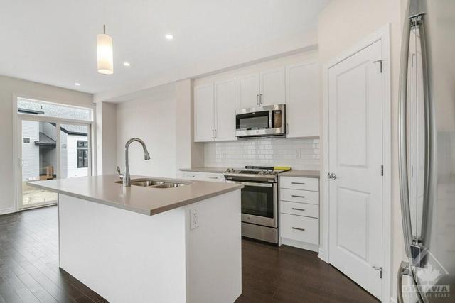 108 Wabikon Cres, Townhouse with 4 bedrooms, 4 bathrooms and 4 parking in Ottawa ON | Image 9