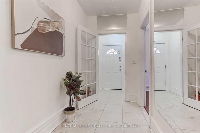 MAIN - 2179 Dundas St W, House detached with 2 bedrooms, 1 bathrooms and 0 parking in Toronto ON | Image 4