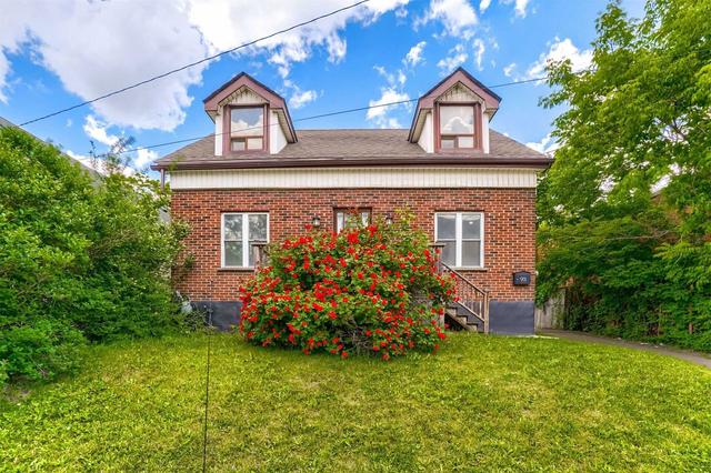 93 Beach Rd, House detached with 3 bedrooms, 2 bathrooms and 10 parking in Hamilton ON | Image 1