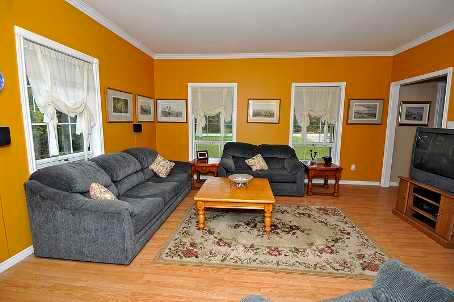 8831 Wellington St, House detached with 3 bedrooms, 3 bathrooms and 6 parking in Halton Hills ON | Image 3