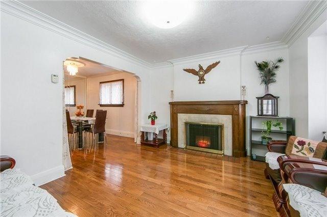 MAIN - 16 Glenside Ave, House detached with 2 bedrooms, 1 bathrooms and 1 parking in Toronto ON | Image 3