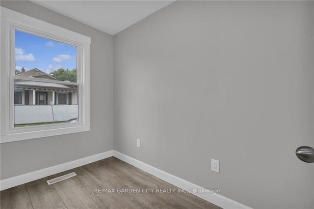 MAIN - 27 St George St, House detached with 3 bedrooms, 1 bathrooms and 2 parking in Saint Catharines ON | Image 2