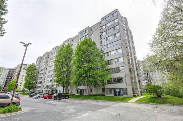 405 - 570 Proudfoot Lane, House attached with 2 bedrooms, 1 bathrooms and 1 parking in London ON | Image 1