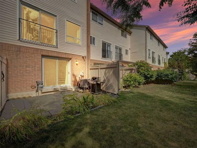 884 Scollard Crt, Townhouse with 3 bedrooms, 2 bathrooms and 2 parking in Mississauga ON | Image 32