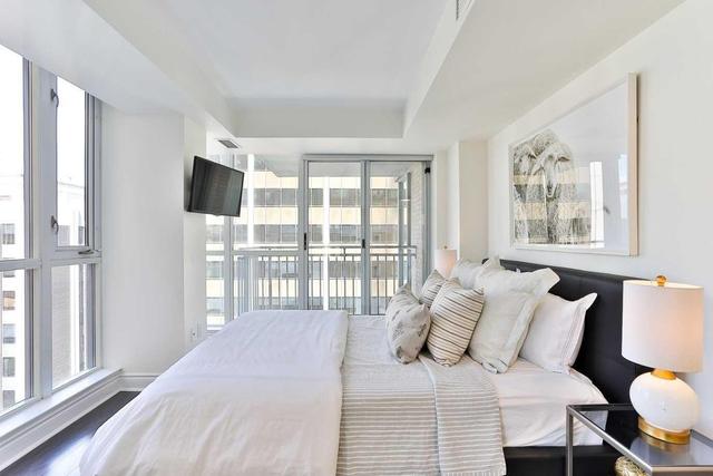 909 - 80 Cumberland St, Condo with 3 bedrooms, 3 bathrooms and 1 parking in Toronto ON | Image 12