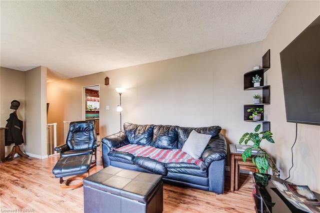 7 Conrad Crt, House detached with 5 bedrooms, 2 bathrooms and 5 parking in Guelph ON | Image 2