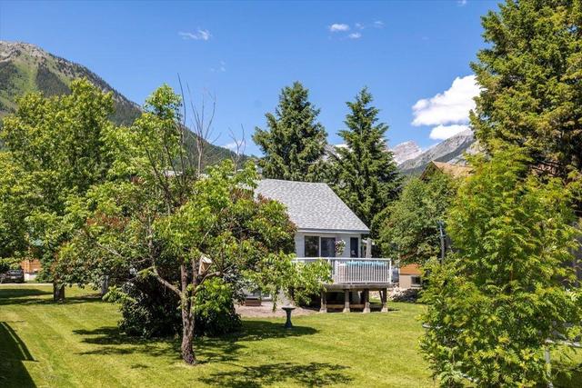 1022 10th Ave, House detached with 3 bedrooms, 1 bathrooms and 4 parking in Fernie BC | Image 4