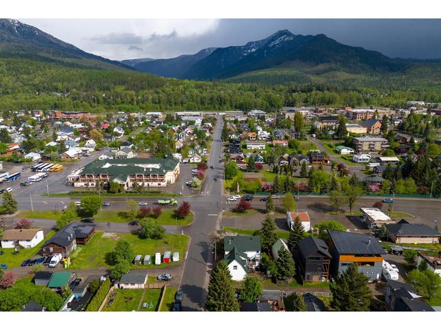 691 7th Ave, House detached with 8 bedrooms, 7 bathrooms and null parking in Fernie BC | Image 8
