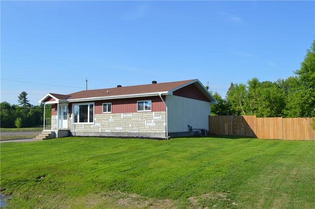 803 Easy St, House detached with 3 bedrooms, 2 bathrooms and 5 parking in Pembroke ON | Image 2