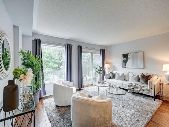 884 Scollard Crt, Townhouse with 3 bedrooms, 2 bathrooms and 2 parking in Mississauga ON | Image 7