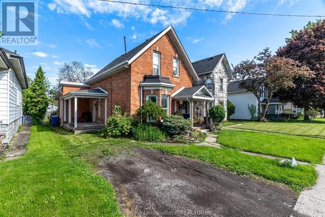 215 Grand Ave E, House detached with 3 bedrooms, 2 bathrooms and null parking in Chatham Kent ON | Image 1