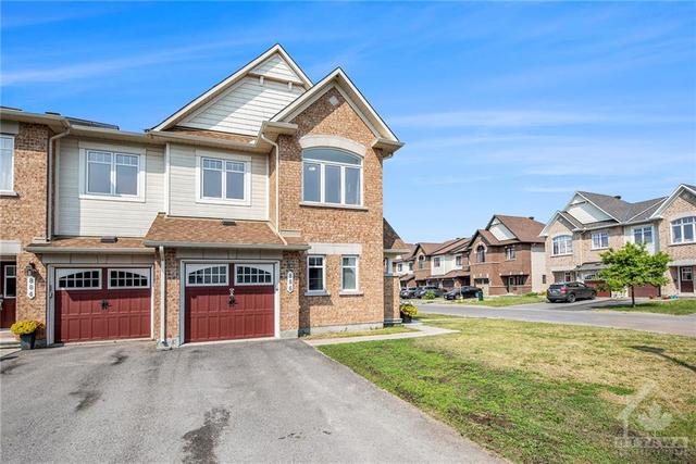 886 Ashenvale Way, Townhouse with 3 bedrooms, 3 bathrooms and 2 parking in Ottawa ON | Image 2