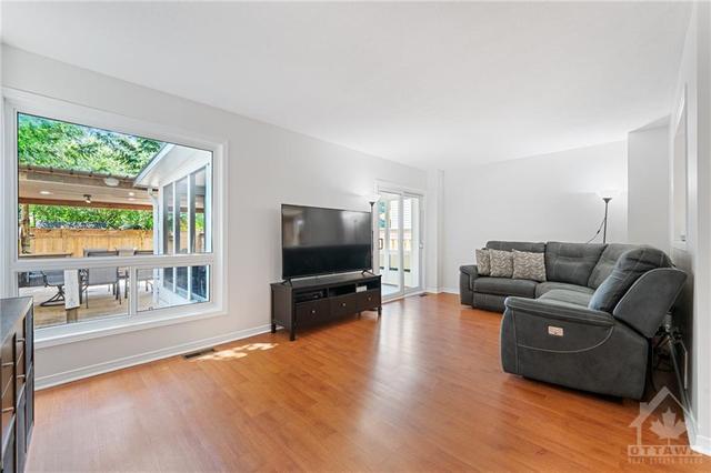 9 Kirkpatrick Crt, House detached with 3 bedrooms, 3 bathrooms and 3 parking in Kanata ON | Image 7