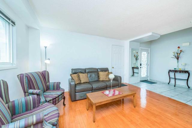 9 Hood Cres, House detached with 4 bedrooms, 3 bathrooms and 2 parking in Brampton ON | Image 4