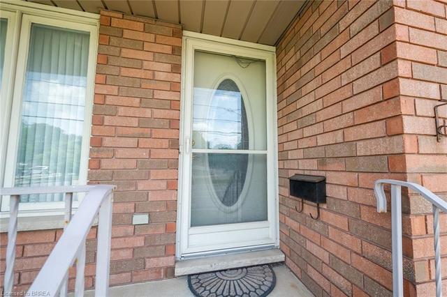 209 Clarence St, House detached with 2 bedrooms, 2 bathrooms and 2 parking in Brantford ON | Image 2