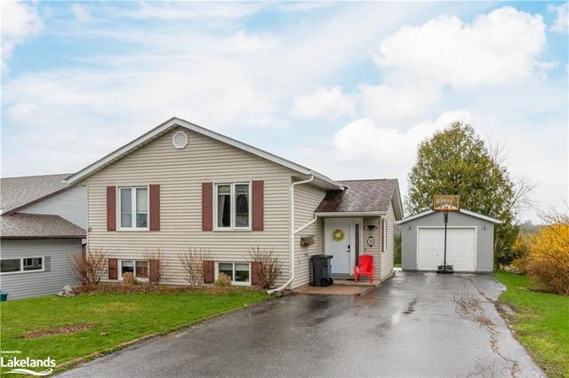 9 Keall Cres, House detached with 4 bedrooms, 2 bathrooms and 5 parking in Bracebridge ON | Image 2
