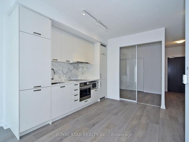 909 - 10 Honeycrisp Cres, Condo with 2 bedrooms, 2 bathrooms and 1 parking in Vaughan ON | Image 16