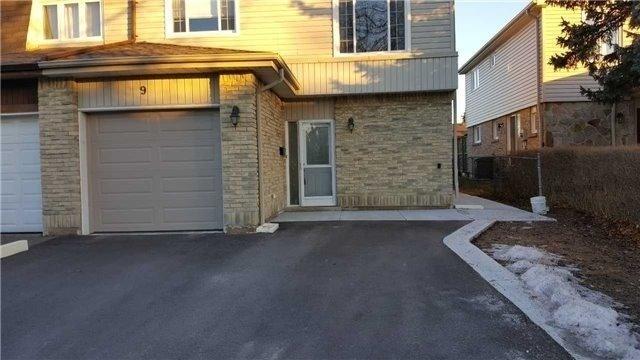 9 Lacewood Cres, House semidetached with 4 bedrooms, 3 bathrooms and 4 parking in Brampton ON | Image 2