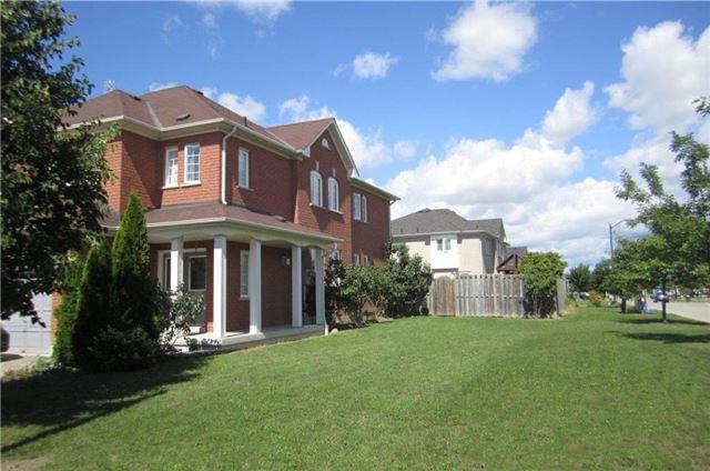 883 Tambourine Terr, House semidetached with 3 bedrooms, 4 bathrooms and 4 parking in Mississauga ON | Image 2