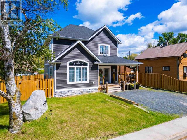 915 11 Th Ave N, House detached with 4 bedrooms, 2 bathrooms and null parking in Kenora ON | Image 1