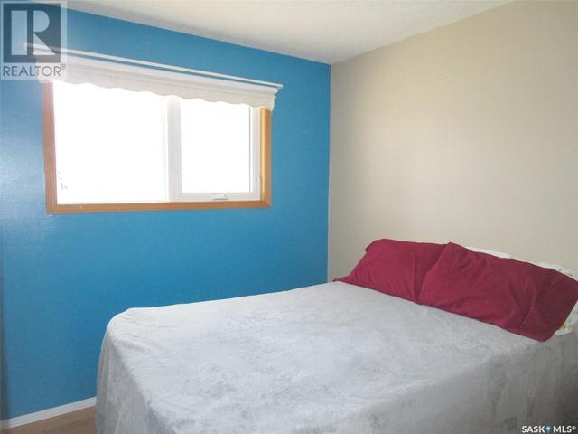 125 4th St W, House detached with 4 bedrooms, 2 bathrooms and null parking in Coronach SK | Image 9