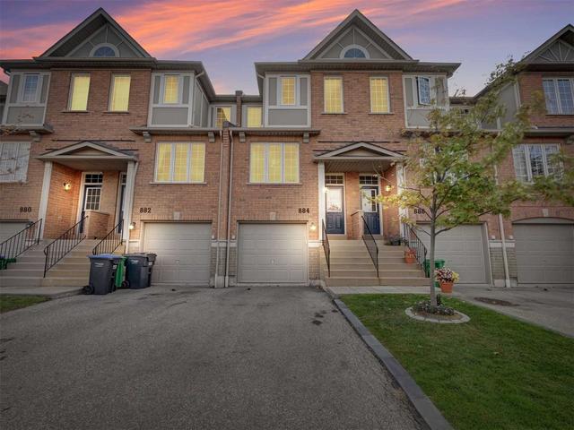 884 Scollard Crt, Townhouse with 3 bedrooms, 2 bathrooms and 2 parking in Mississauga ON | Image 1