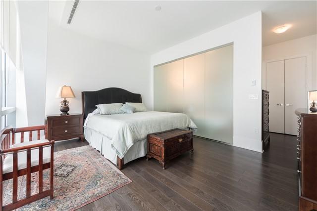 PH-1402 - 29 Queens Quay E, Condo with 3 bedrooms, 3 bathrooms and 3 parking in Toronto ON | Image 12