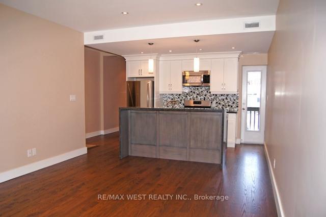 MAIN - 111 Lippincott St, House detached with 2 bedrooms, 1 bathrooms and 0 parking in Toronto ON | Image 3