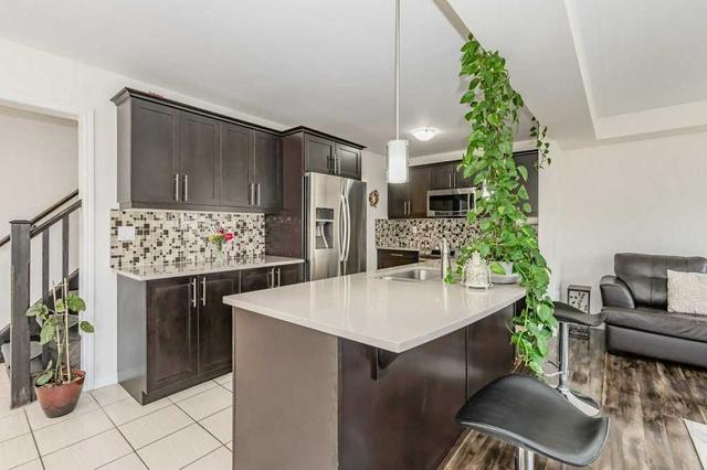 301 Apple Hill Cres, House detached with 3 bedrooms, 4 bathrooms and 4 parking in Kitchener ON | Image 2