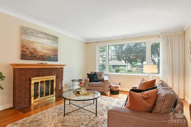 886 Denison Cres, House detached with 4 bedrooms, 2 bathrooms and 6 parking in Ottawa ON | Image 5