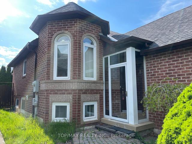 54 Royal Orchard Dr, House detached with 2 bedrooms, 2 bathrooms and 4 parking in Brampton ON | Image 1