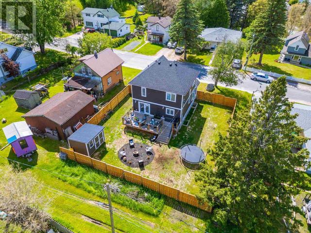915 11 Th Ave N, House detached with 4 bedrooms, 2 bathrooms and null parking in Kenora ON | Image 2